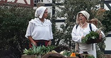 Zwei mittelalterliche Markfrauen mit Obst- und Gemüsekorb Kaiserfest 