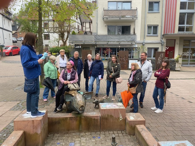 Gästegruppe vor Schweinebrunnen in Gudensberg